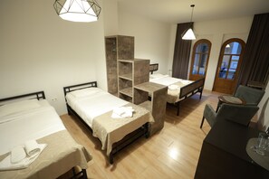 Familie vierpersoonskamer, uitzicht op stad | Gratis wifi