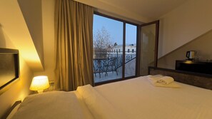 Habitación doble clásica, balcón, vista a la ciudad | Wifi gratis 