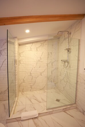 Classic Double Room | Bathroom | Shower, hair dryer, towels, soap - HOTEL NICOLO (Tbilisi)