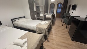 Habitación cuádruple familiar, vista a la ciudad | Wifi gratis 