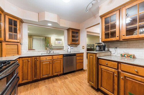 2-bedroom townhome near lovely Geneva, Wheaton and Naperville