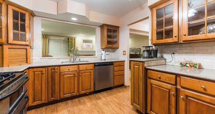 2-bedroom townhome near lovely Geneva, Wheaton and Naperville