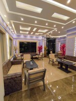 Área de estar no saguão