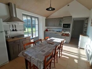 Fridge, microwave, oven, dishwasher - 3-Star Cottage near Le Mans, up to 14 guests (Saint-Georges-du-Bois)
