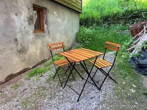 Outdoor dining - Charming T2 in Morzine historic center with WiFi (Morzine)