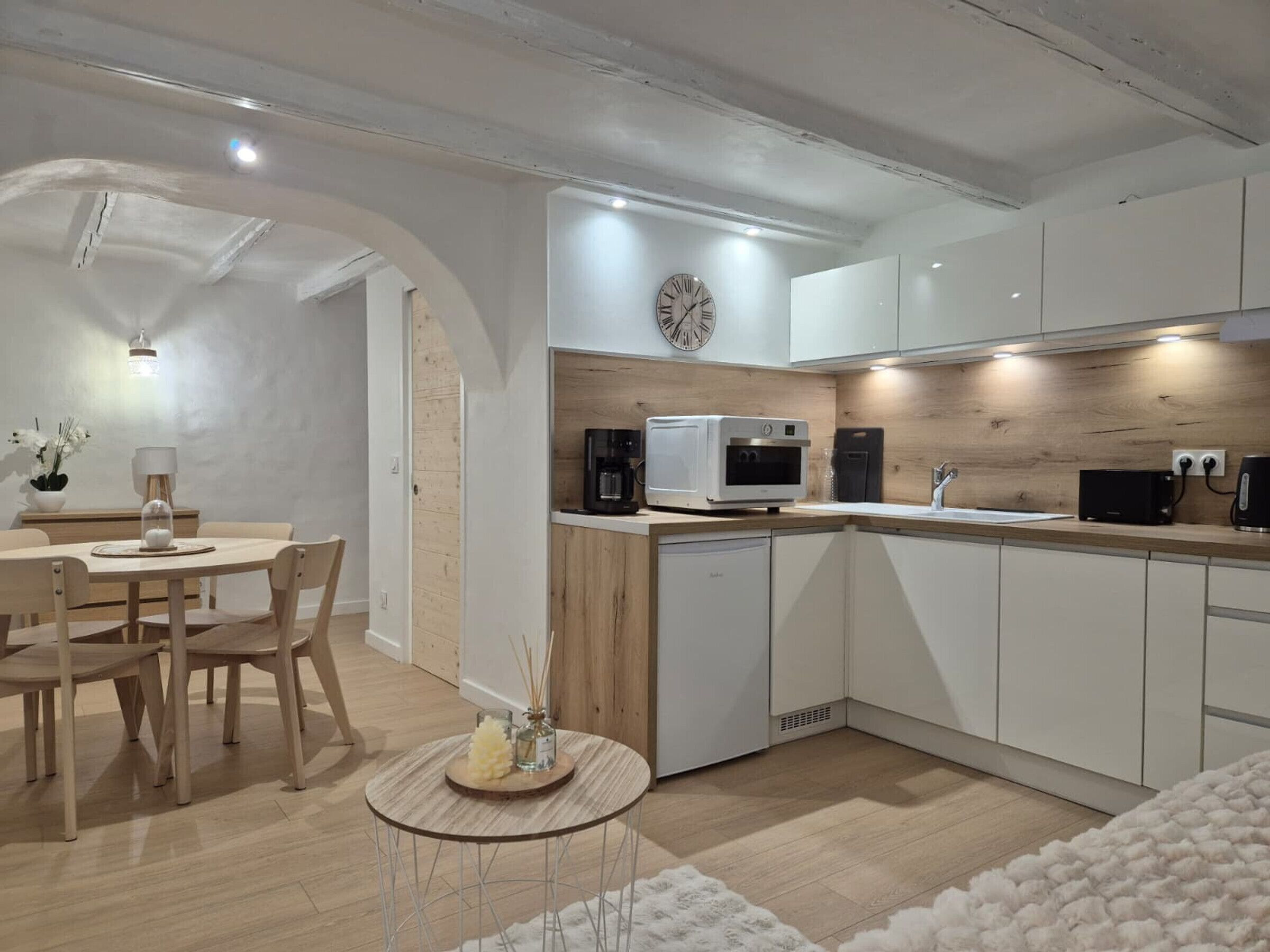 Een koelkast, een microgolfoven, een vaatwasser