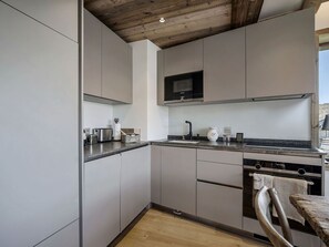 Coffee/tea maker, fridge, microwave, oven - 47m² Apartment in Courchevel 1850, ski-in/ski-out for 4 (Courchevel 1850)