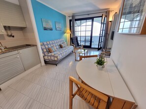 TV - Cozy apartment with private terrace and communal pool in L'Escala (L'Escala)