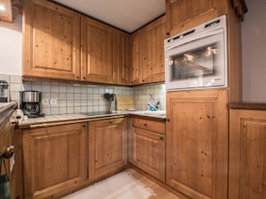Wasserkocher mit Kaffee-/Teezubehör, Kühlschrank, Mikrowelle, Ofen