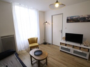 TV - Cozy apartment in Luchon, 4 ppl, near spa, with parking (Bagnères-de-Luchon)