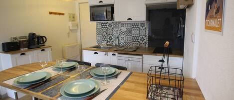 Kühlschrank, Mikrowelle, Herdplatte, Geschirrspüler