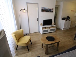 TV - Cozy apartment in Luchon, 4 ppl, near spa, with parking (Bagnères-de-Luchon)