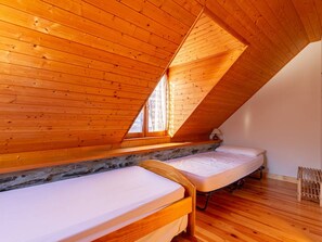 2 bedrooms, free WiFi - House for 5 in Génos near lake and station with WiFi (Génos-Val Louron)