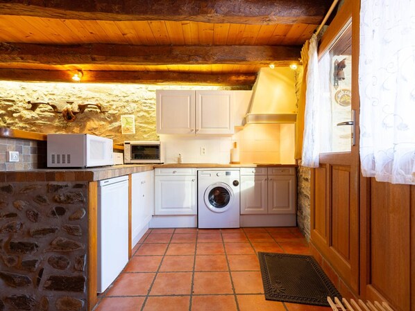 Fridge, microwave, oven, coffee/tea maker