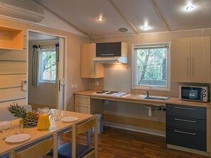 Fridge, microwave, coffee/tea maker - Mobile Home 30m² PMR 3 Single Beds - Terrace (Saint-Maurice-d'Ibie)