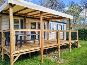 Outdoor dining - Comfortable Mobile Home with Terrace in Moncrabeau (Moncrabeau)