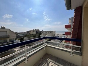 Property grounds - 3-Bedroom Apt near beach, with garage (Cucq-Stella Plage)