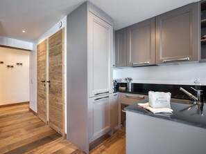 Wasserkocher mit Kaffee-/Teezubehör, Kühlschrank, Mikrowelle, Ofen