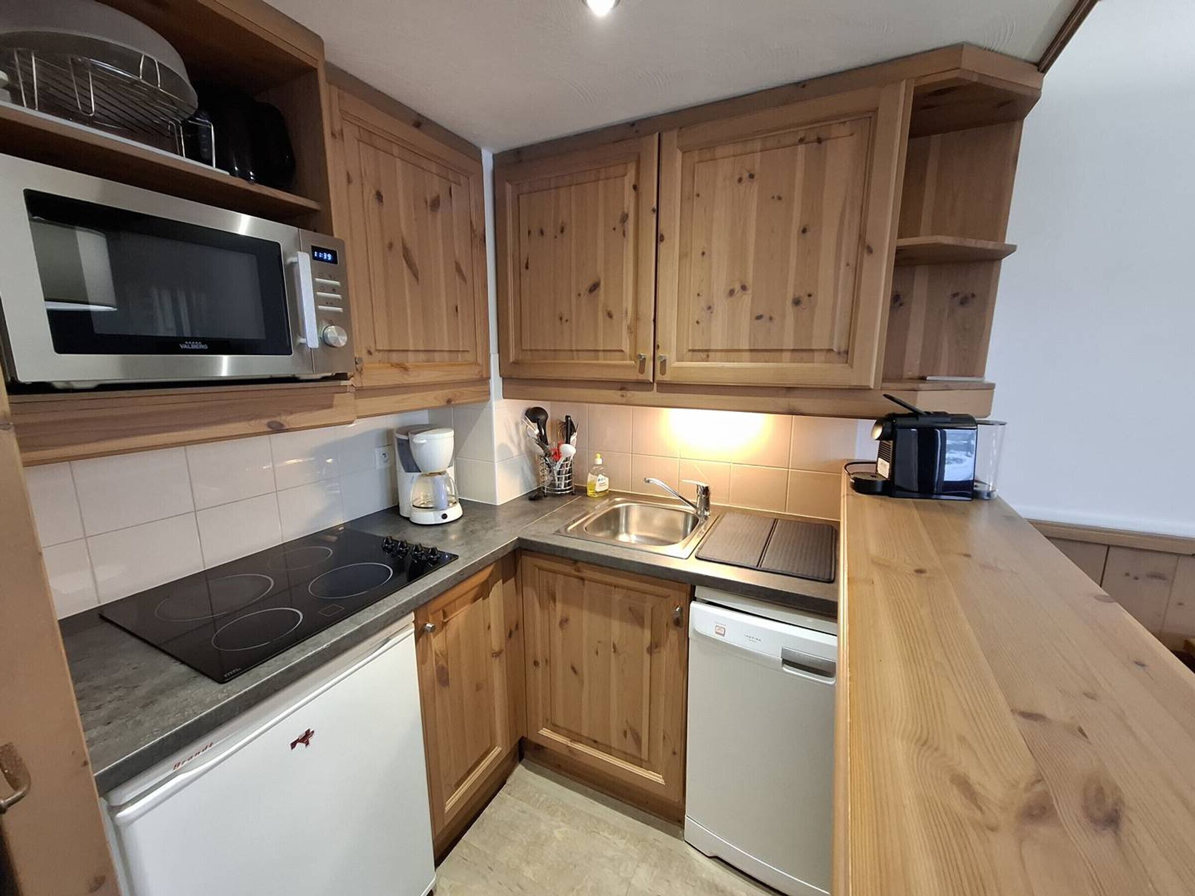 Kjøleskap, kokeplater, oppvaskmaskin og kaffetrakter/tekoker