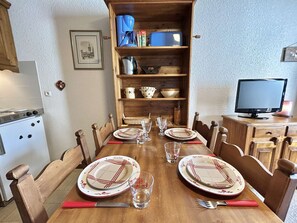 Dining - Quiet studio with parking, mountain views, Demi-Quartier (Demi-Quartier)