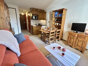 TV - Quiet studio with parking, mountain views, Demi-Quartier (Demi-Quartier)