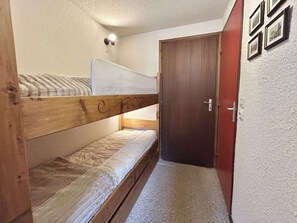 Room - Quiet studio with parking, mountain views, Demi-Quartier (Demi-Quartier)