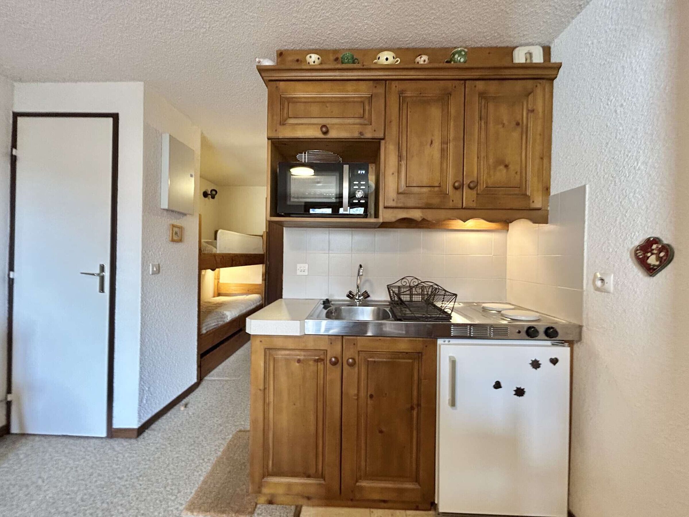 Réfrigérateur, micro-ondes, plaque de cuisson, cafetière/bouilloire