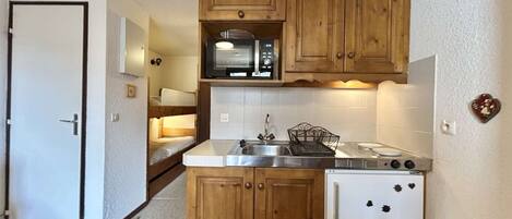 Réfrigérateur, micro-ondes, plaque de cuisson, cafetière/bouilloire