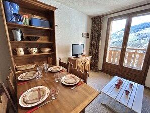 Dining - Quiet studio with parking, mountain views, Demi-Quartier (Demi-Quartier)