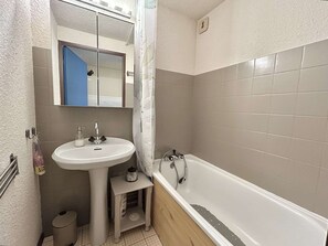 Bathroom - Quiet studio with parking, mountain views, Demi-Quartier (Demi-Quartier)