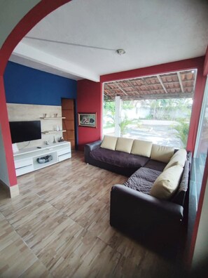 Living area - Refuge Paris – Spacious house with 5 bedrooms, swimming pool, very close to the beach. (Monte Gordo)