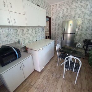 Private kitchen - Refuge Paris – Spacious house with 5 bedrooms, swimming pool, very close to the beach. (Monte Gordo)