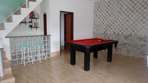 Games room - Refuge Paris – Spacious house with 5 bedrooms, swimming pool, very close to the beach. (Monte Gordo)