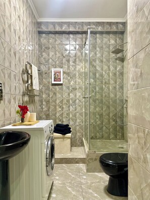 Shower, hair dryer, towels, soap - "Nur-Ay" cozy 1-bedroom apartment in dowtown Almaty with AC (Almaty)