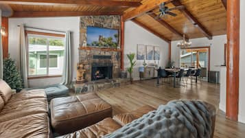 Signature Cabin, 2 Bedrooms, Hot Tub, Mountain View | Living area