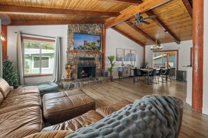 Signature-bústaður - 2 svefnherbergi - heitur pottur - fjallasýn | Stofa