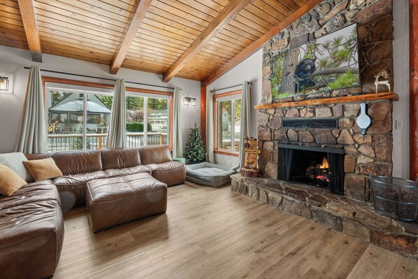 Signature Cabin, 2 Bedrooms, Hot Tub, Mountain View | Living area - Sleepy Bear (Big Bear Lake)