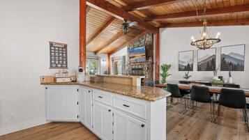 Cabin có thiết kế đặc trưng, 2 phòng ngủ, bồn tắm nước nóng, quang cảnh núi | Nội thất