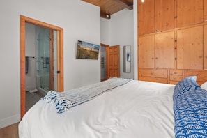 Signature Cabin, 2 Bedrooms, Hot Tub, Mountain View | Iron/ironing board, free WiFi - Sleepy Bear (Big Bear Lake)