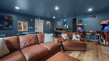 Cabaña Signature, 2 habitaciones, bañera de hidromasaje, vistas a la montaña | Sala de juegos