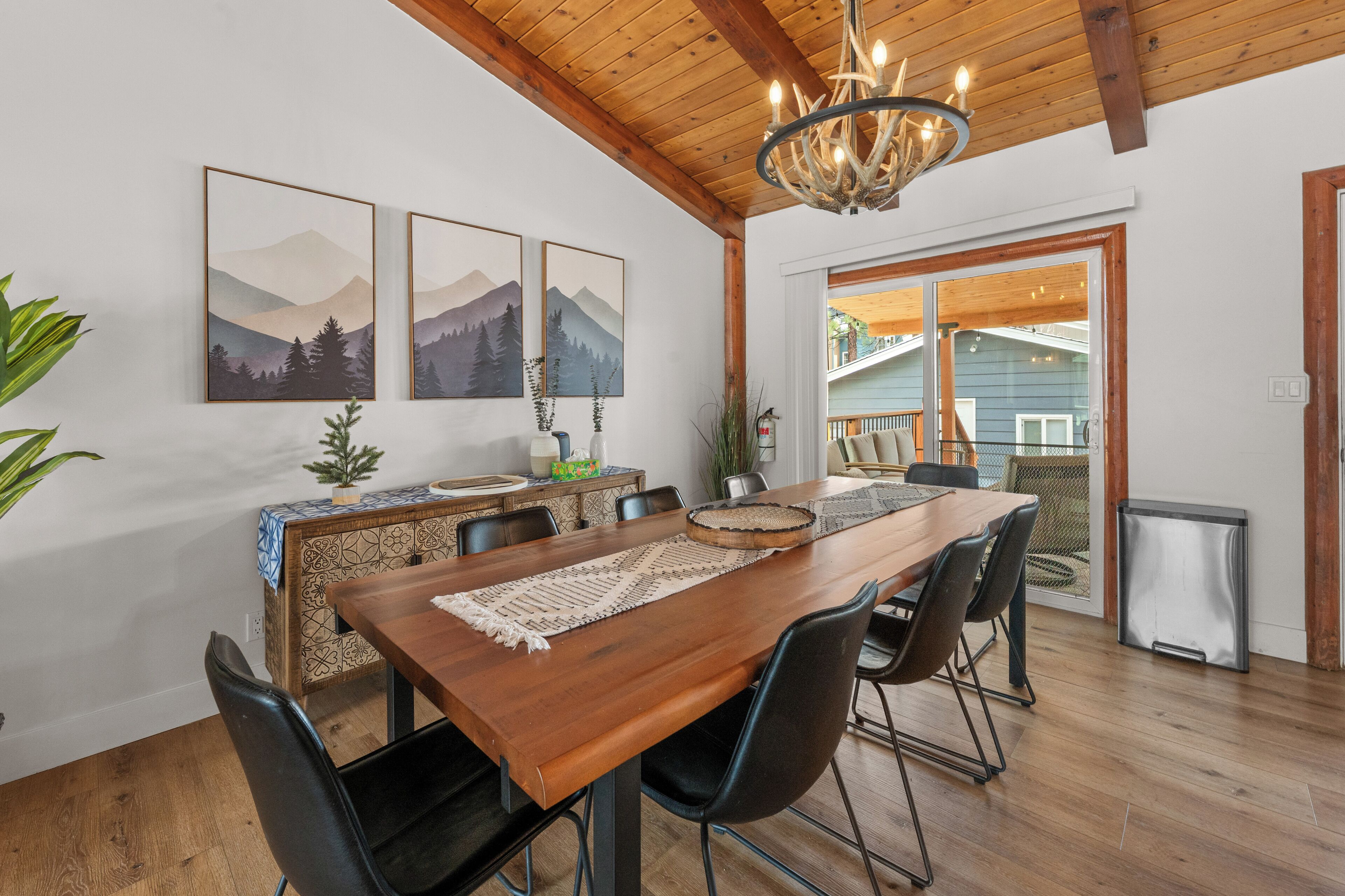 Signature Cabin, 2 Bedrooms, Hot Tub, Mountain View | Dining