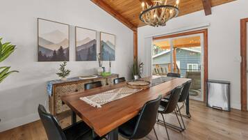 Signature Cabin, 2 Bedrooms, Hot Tub, Mountain View | Dining
