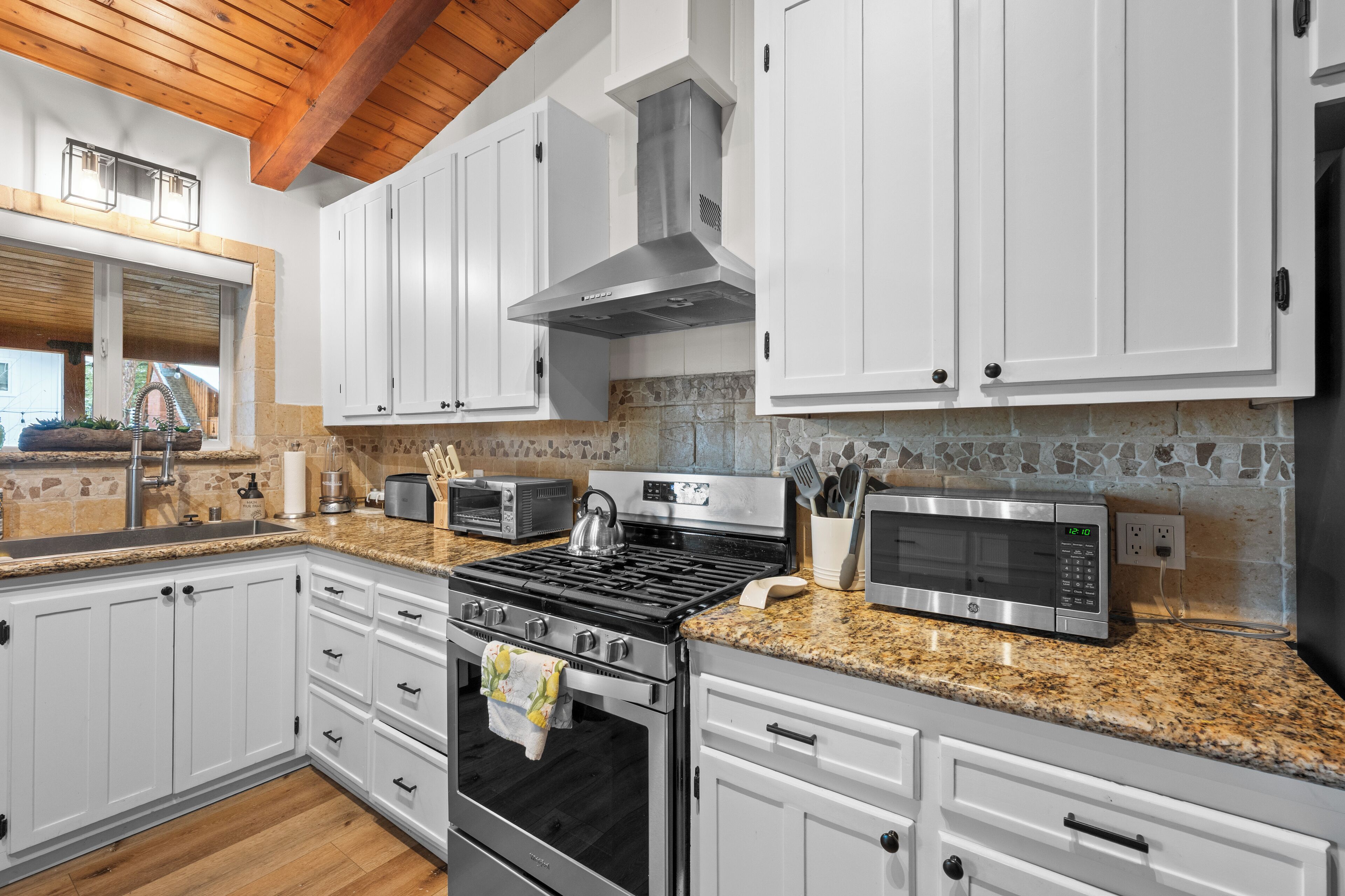 Signature Cabin, 2 Bedrooms, Hot Tub, Mountain View | Private kitchen | Fridge, microwave, oven, stovetop