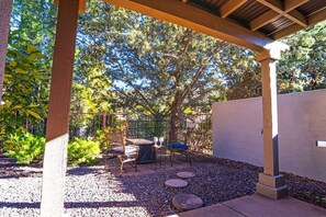 Terrace/patio - Chic Serene Condo, Newly Renovated! Located in the Heart of Sedona! Peaceful Desert Poppy - S048 (Sedona)