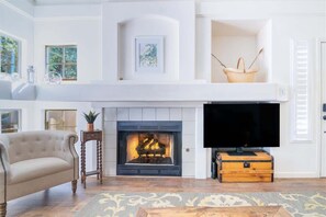 TV, fireplace - Chic Serene Condo, Newly Renovated! Located in the Heart of Sedona! Peaceful Desert Poppy - S048 (Sedona)