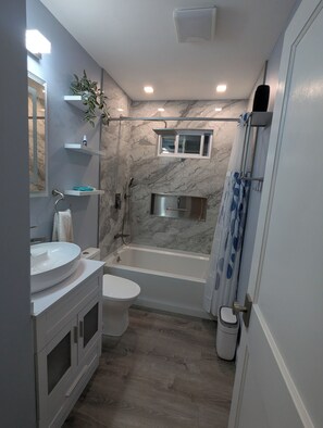 Regadera, bidet, toallas, jabón 