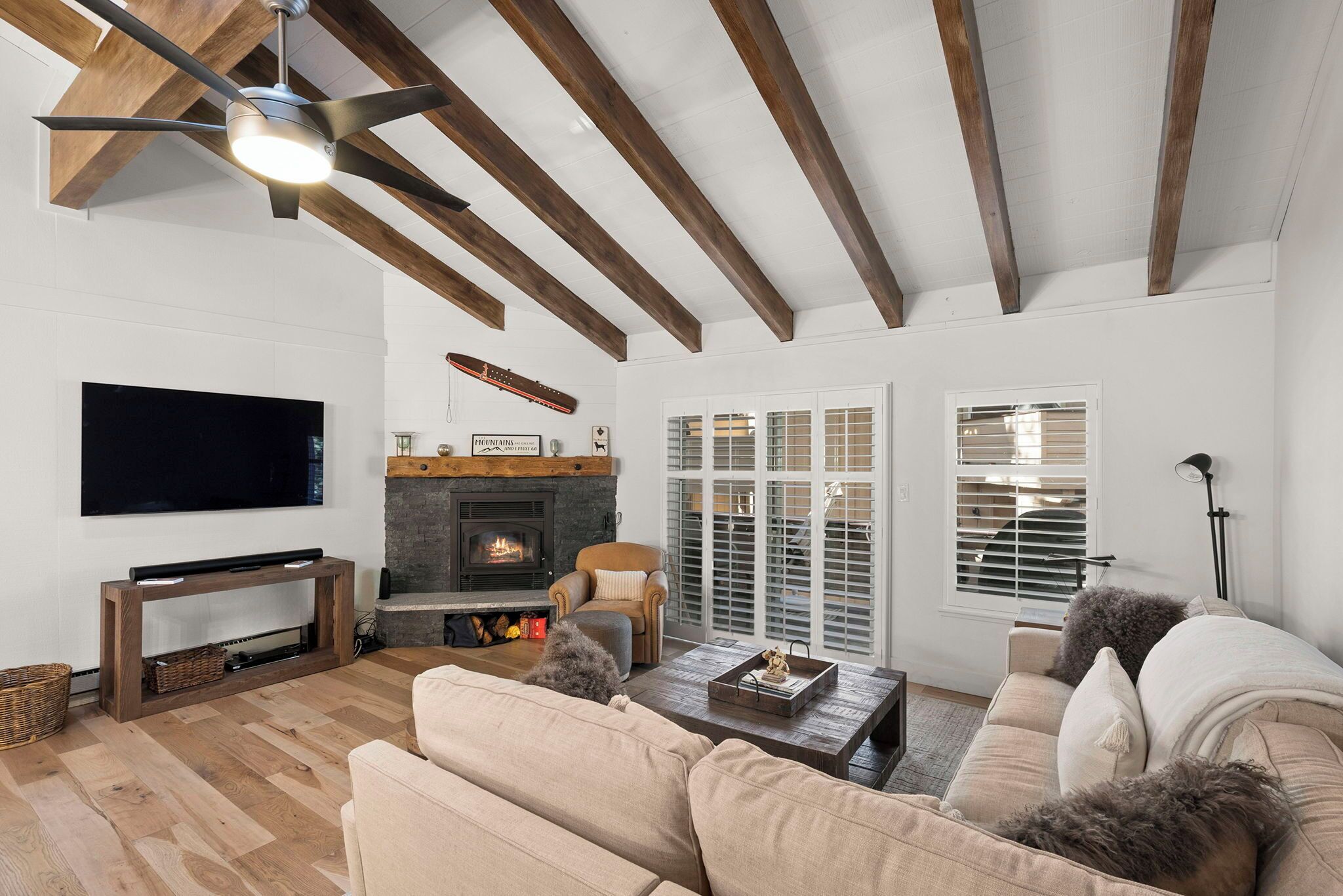 Een smart-tv en een open haard