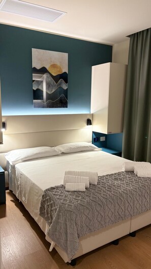 خزنة داخل الغرفة ومكتب وستائر تعتيم وتجهيزات عازلة للصوت