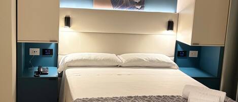 Eenvoudige tweepersoonskamer, balkon, uitzicht op de stad | Een kluis op de kamer, een bureau, verduisterende gordijnen