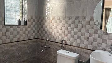 Chuveiro, bidê, toalhas de banho, sabonete